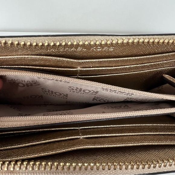 Michael Kors Wallet - Picture 12 of 17